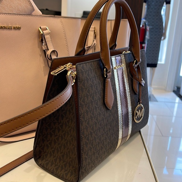Michael Kors Sheila Medium Signature Logo and Metallic Satchel Crossbody Center - Picture 4 of 16